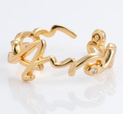 Kiss Script gold-plated brass ring